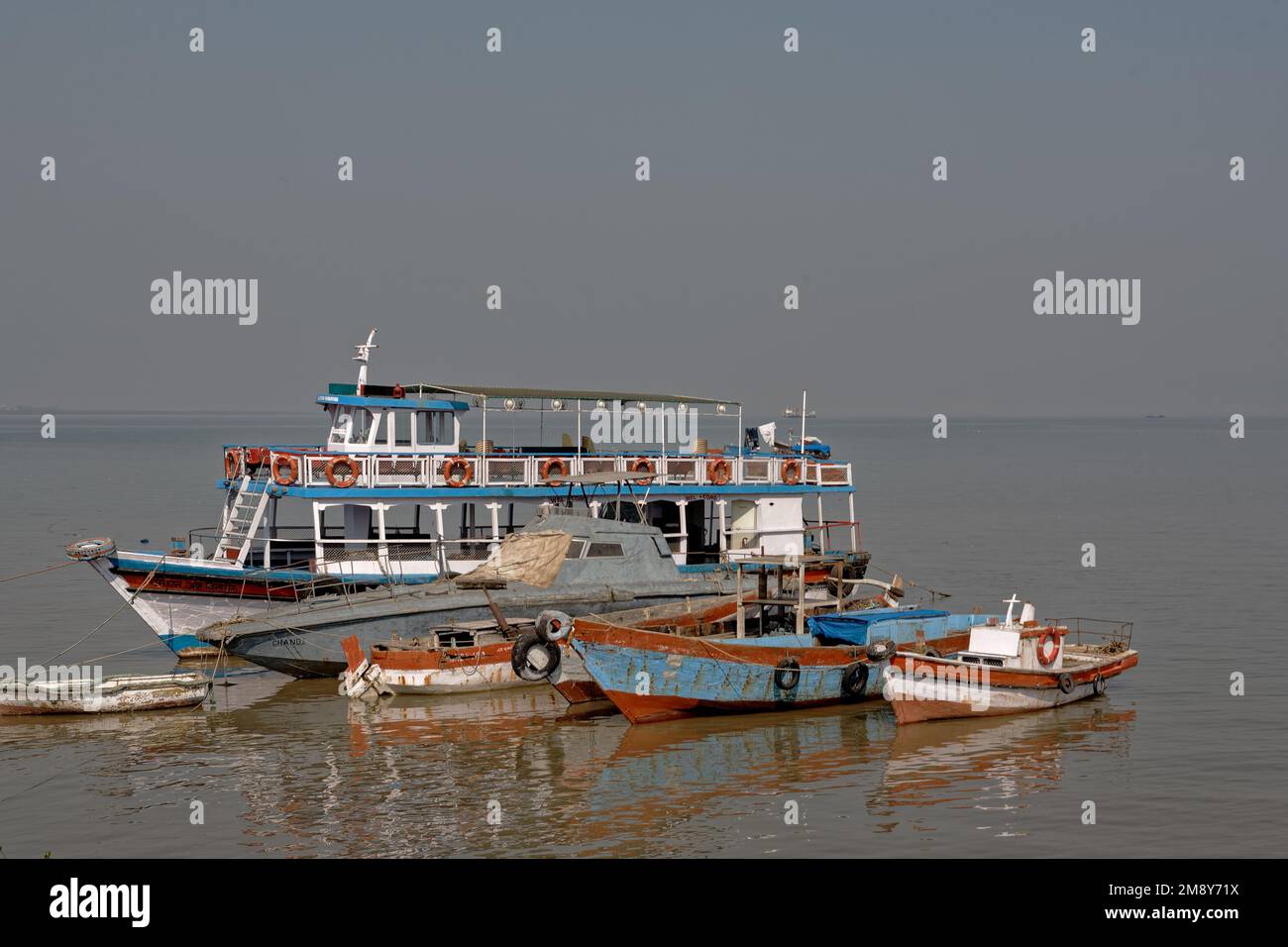 Elephanta boat jetty hi-res stock photography and images - Alamy