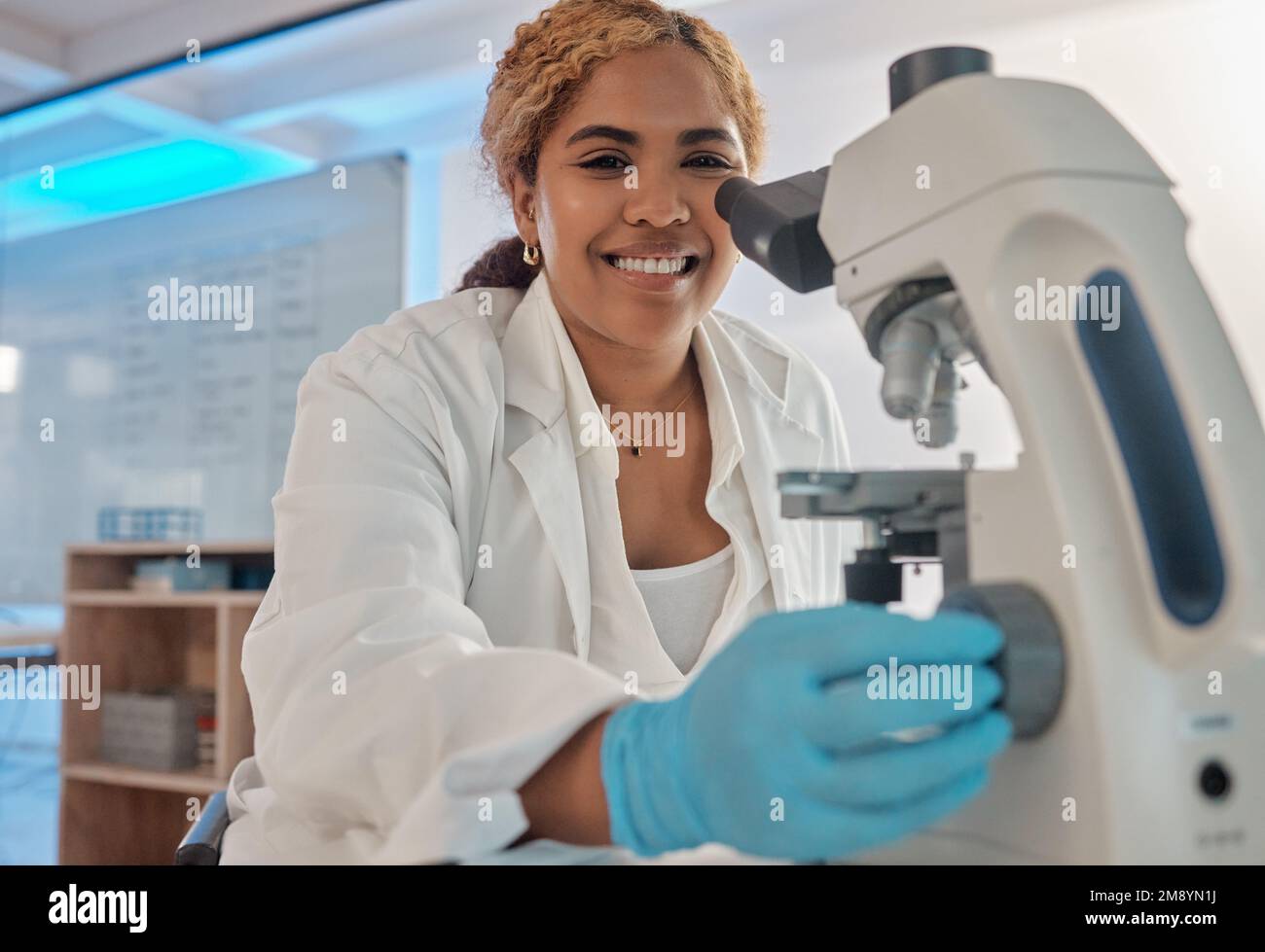 Lab worker female analysing hi-res stock photography and images - Alamy