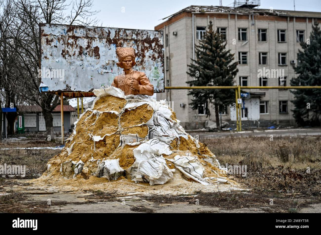 HULIAIPOLE, UKRAINE JANUARY 14, 2023 Sandbags protect the monument