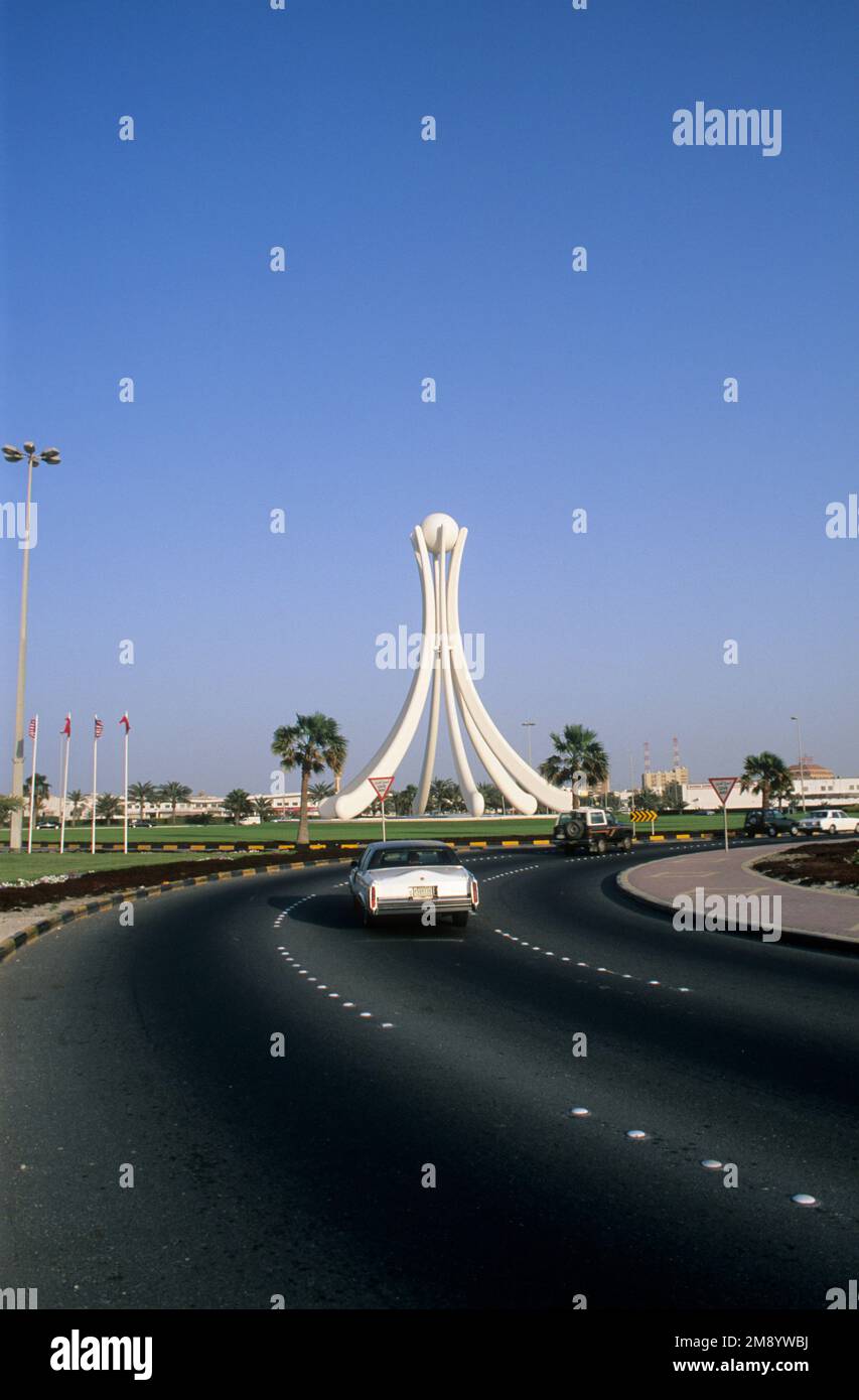 Bahrain, Monument to Arab unity. The Pearl roundabout Stock Photo Alamy