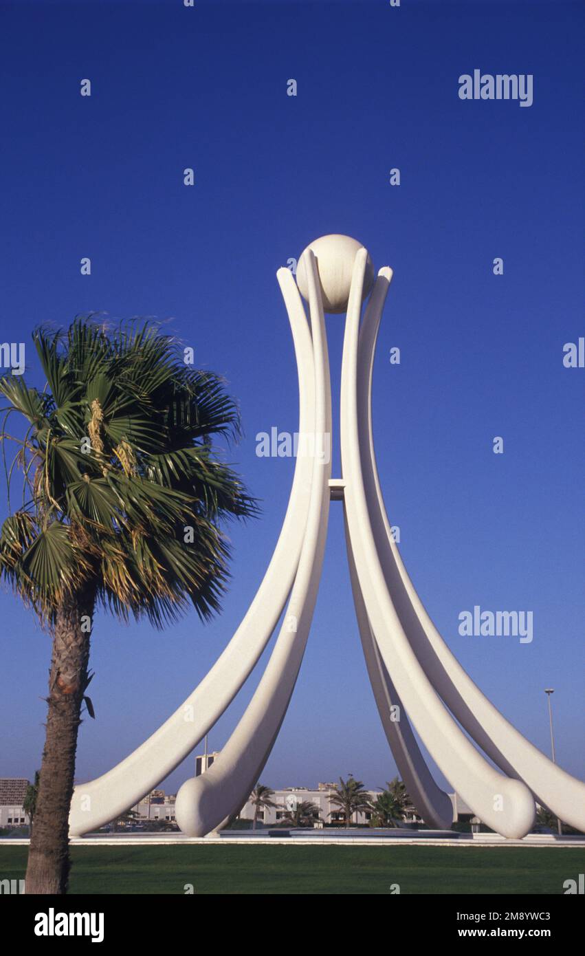 Bahrain, Monument to Arab unity. The Pearl roundabout Stock Photo Alamy