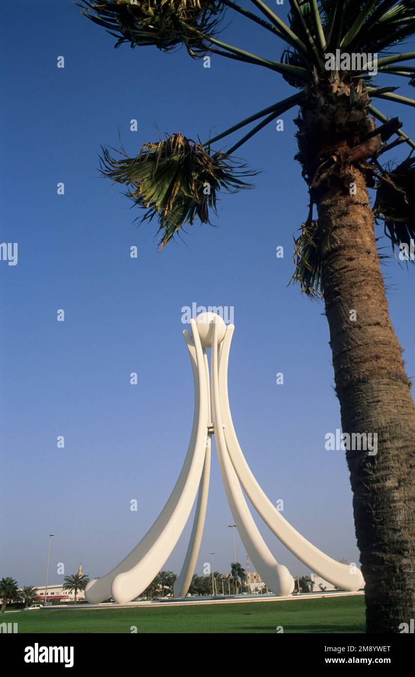 Bahrain, Monument to Arab unity. The Pearl roundabout Stock Photo Alamy