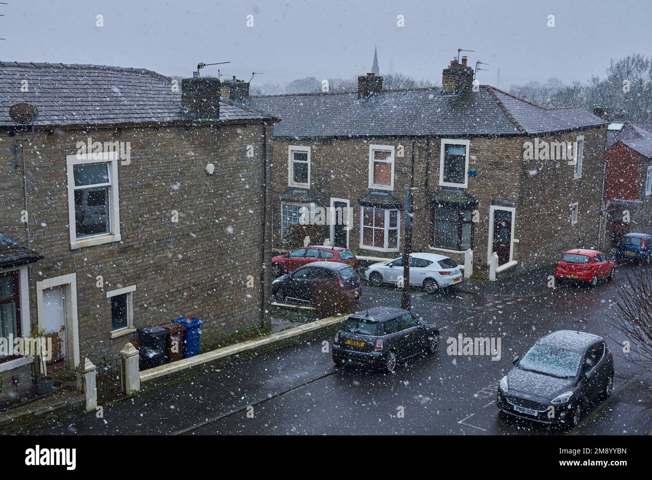 Great Harwood, Lancashire, UK. 16th Jan, 2023. Snow begins to fall in the market town of Great Harwood, Lancashire, the beginning of an expected spell of heavy snowfall in the North of England. Credit: Garry Cook/Alamy Live News. Stock Photo