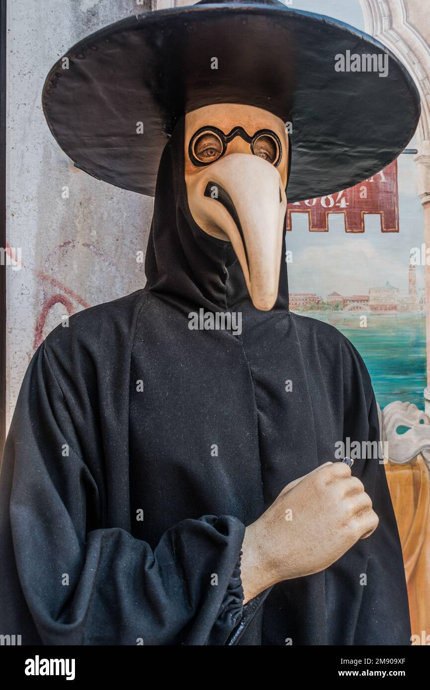 Dottore della Peste, secolo xvii, Venice, Italy. Famous plague .doctor ...