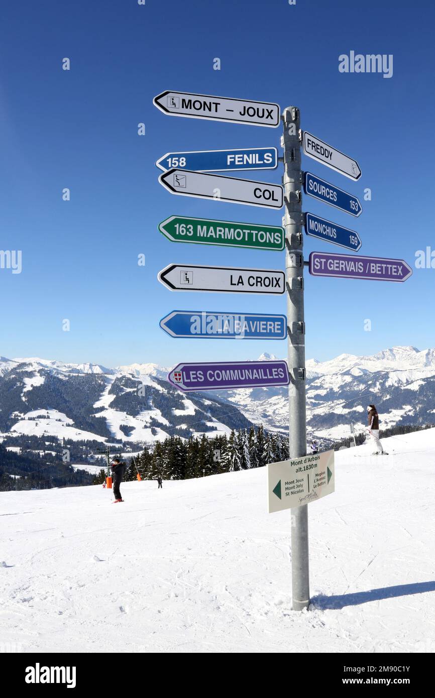 Panneaux de direction des pistes de ski dans les Alpes. Mont d'Arbois.  1.830 m. Haute-Savoie. Auvergne-Rhône-Alpes. France. Europe. / Directional sig Stock Photo