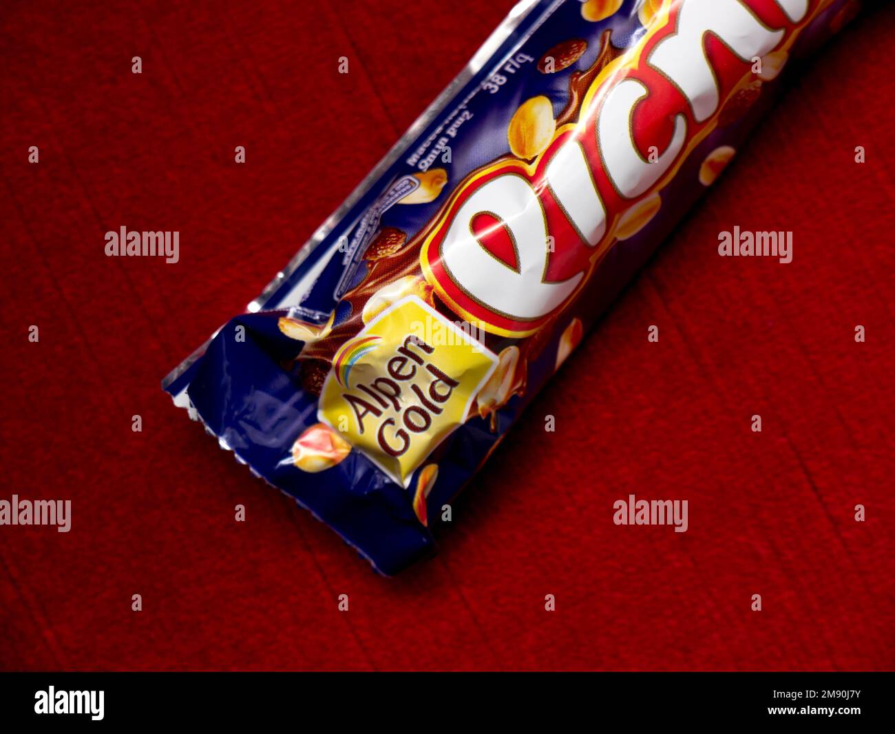 Cadbury Wispa Gold Bar Stock Photo - Alamy