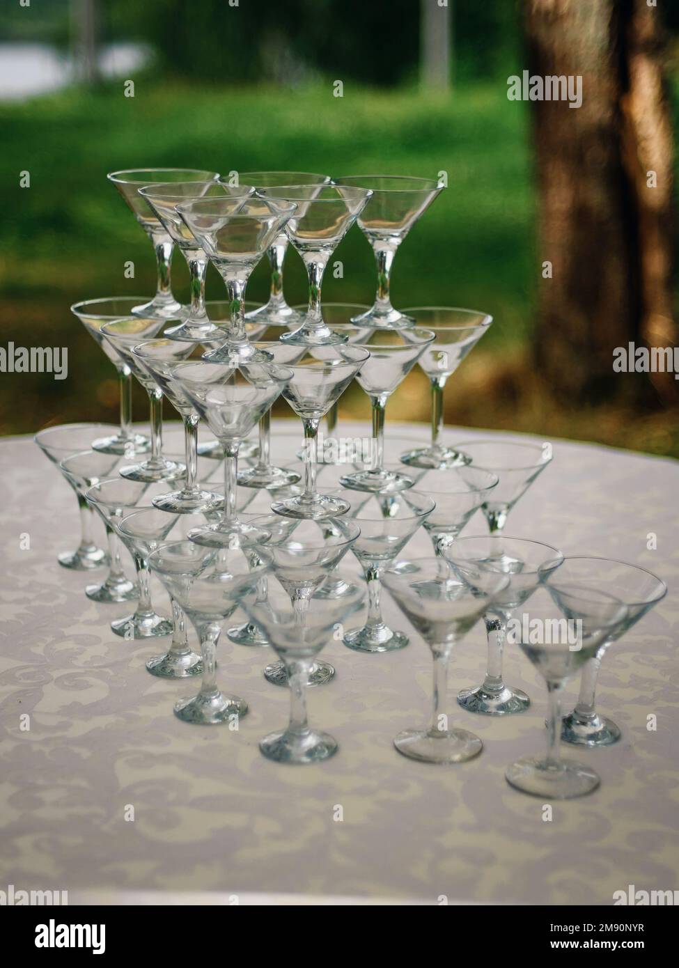 https://c8.alamy.com/comp/2M90NYR/pyramid-of-martini-glasses-on-the-table-for-a-festive-reception-2M90NYR.jpg