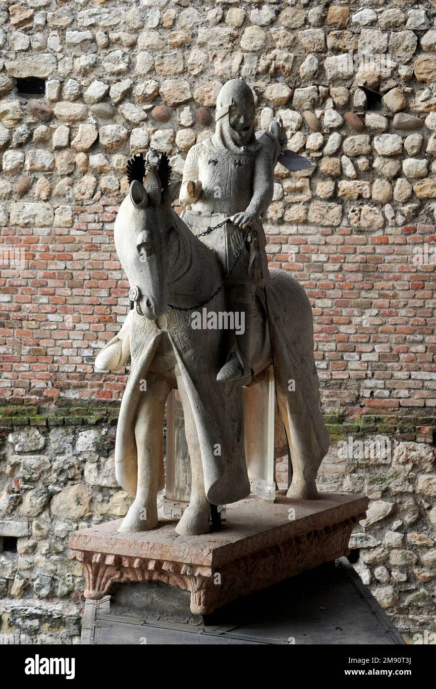 Statua di Cangrande I della Scala pietra gallina Maestro dell