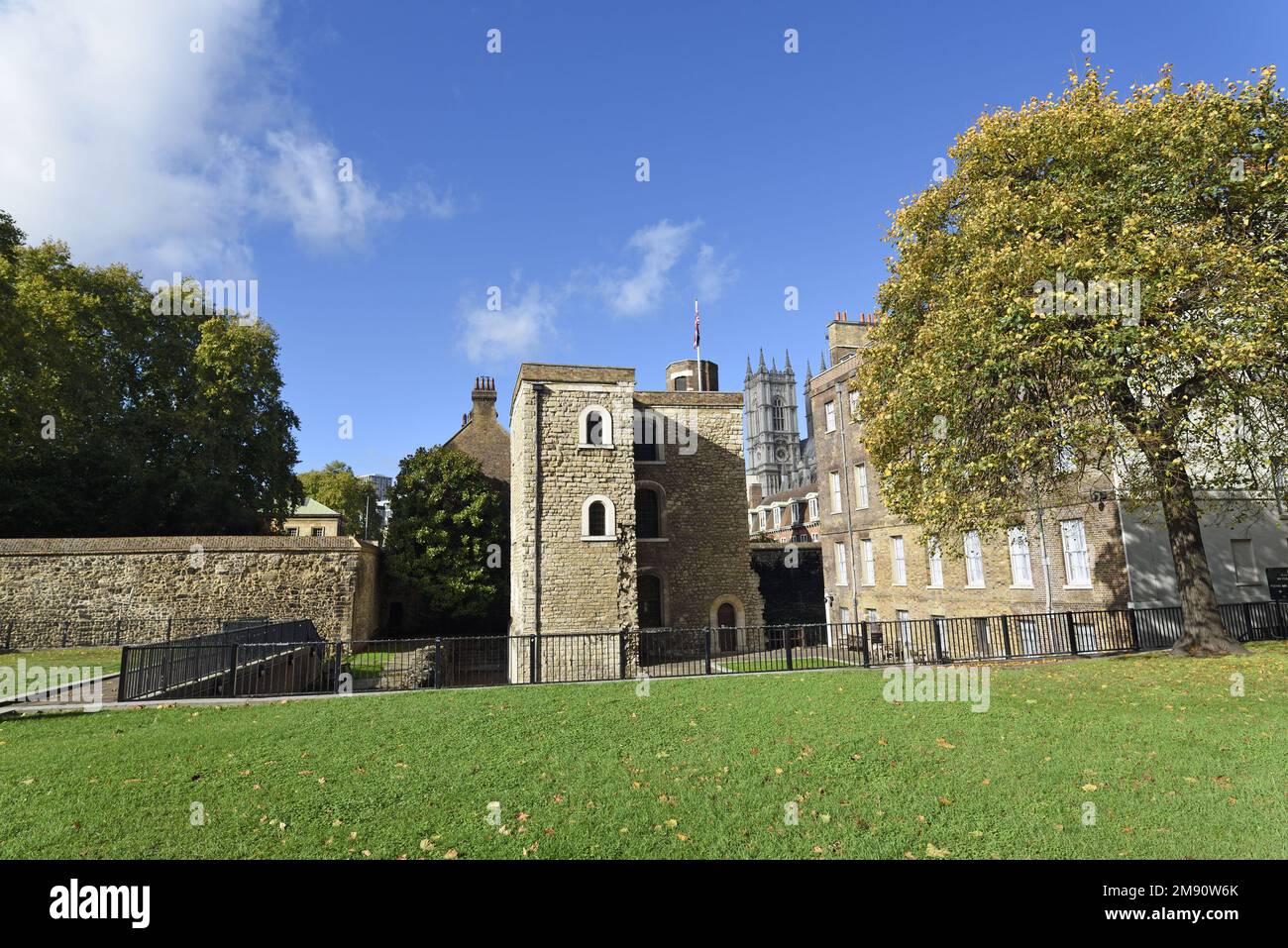 London, England, UK. College Green / Abingdon Street Gardens in Westminster. Westminster Abbey visible behind the 14thC Jewel Tower (centre) Stock Photo