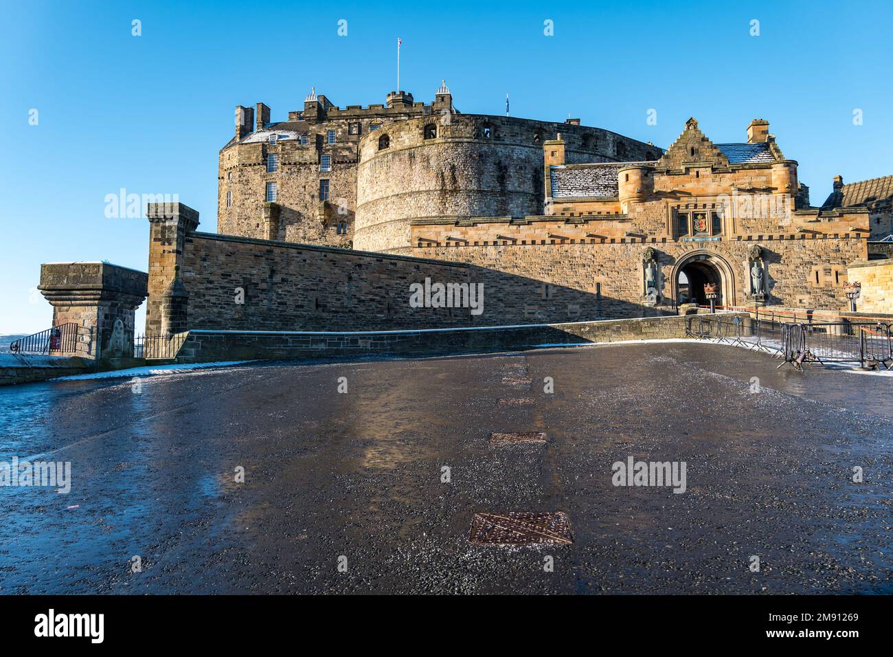 Edinburgh Castle, Edinburgh, Scotland, UK, 16th January 2023. UK Weather: Edinburgh Castle esplanade on a sunny morning with clear blue sky and frost in Winter. Credit: Sally Anderson/Alamy Live News Stock Photo