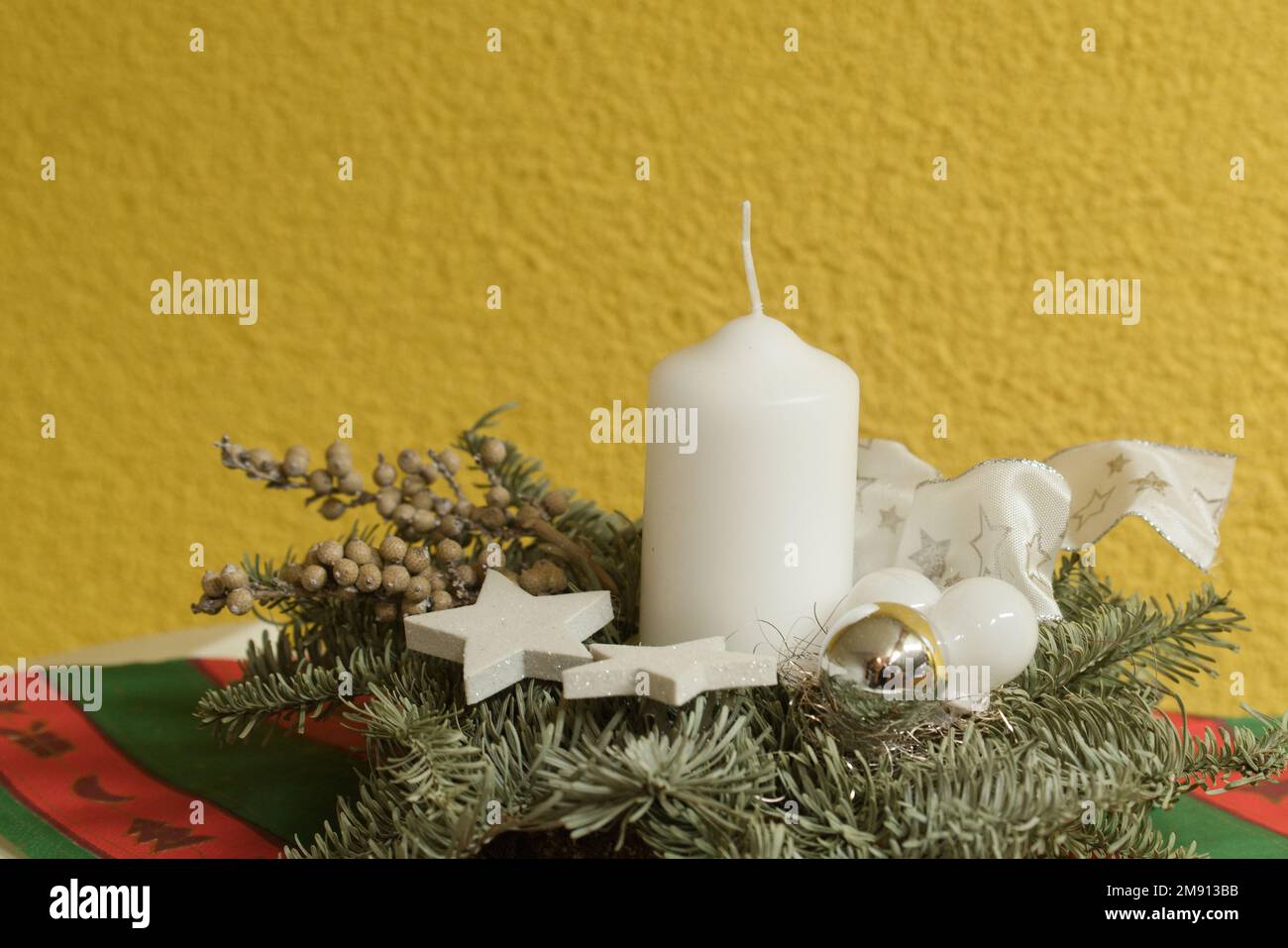 Weihnachtsgesteck mit weißer Kerze Stock Photo