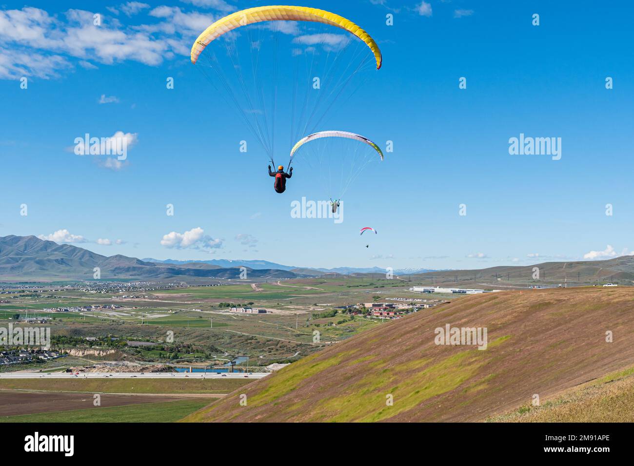 Paragliders ridge soaring at Point of the Mountain Flight Park in Utah Stock Photo