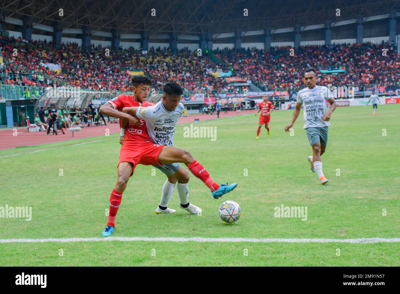 Indonesia. 15th Jan, 2023. Dony Tri Pamungkas (left) fighting over the ball with Sandi Sute (right) in the continuation of the Indonesian League 1 football match, Persija Jakarta vs Bali United at Patriot Candrabhaga Stadium in Week 18 on Jan. 15, 2023 in Jakarta, Indonesia. (Photo by Ahmad Soleh/Sipa USA) Credit: Sipa USA/Alamy Live News Stock Photo