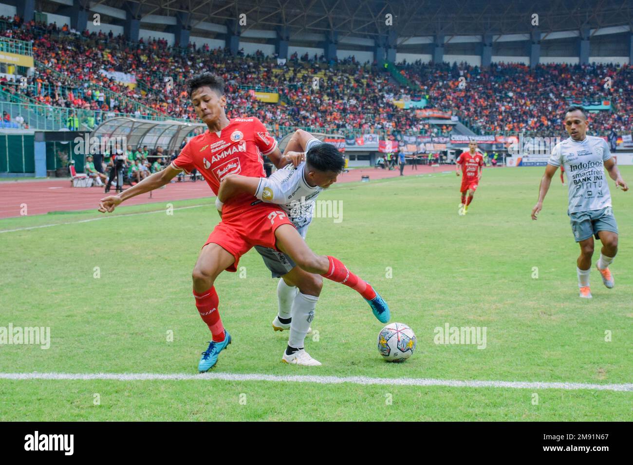 Indonesia. 15th Jan, 2023. Dony Tri Pamungkas (left) fighting over the ball with Sandi Sute (right) in the continuation of the Indonesian League 1 football match, Persija Jakarta vs Bali United at Patriot Candrabhaga Stadium in Week 18 on Jan. 15, 2023 in Jakarta, Indonesia. (Photo by Ahmad Soleh/Sipa USA) Credit: Sipa USA/Alamy Live News Stock Photo