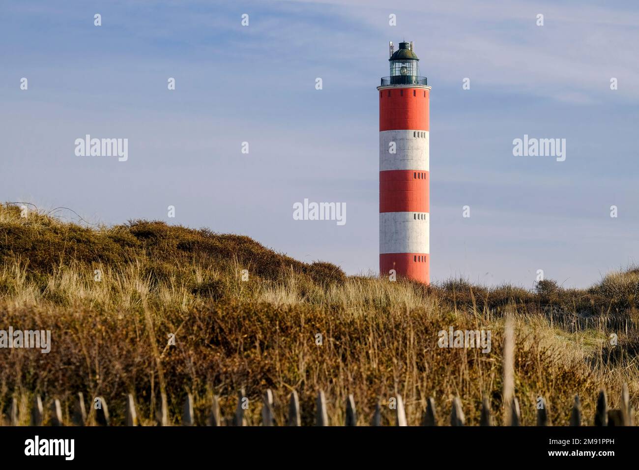 FRA, Frankreich, Berck-sur-Mer, 13.12.2022: Leuchtturm und Duenen im franzoesischen Seebad Berck-sur-Mer im Naturschutzgebiet Parc naturel marin des E Stock Photo