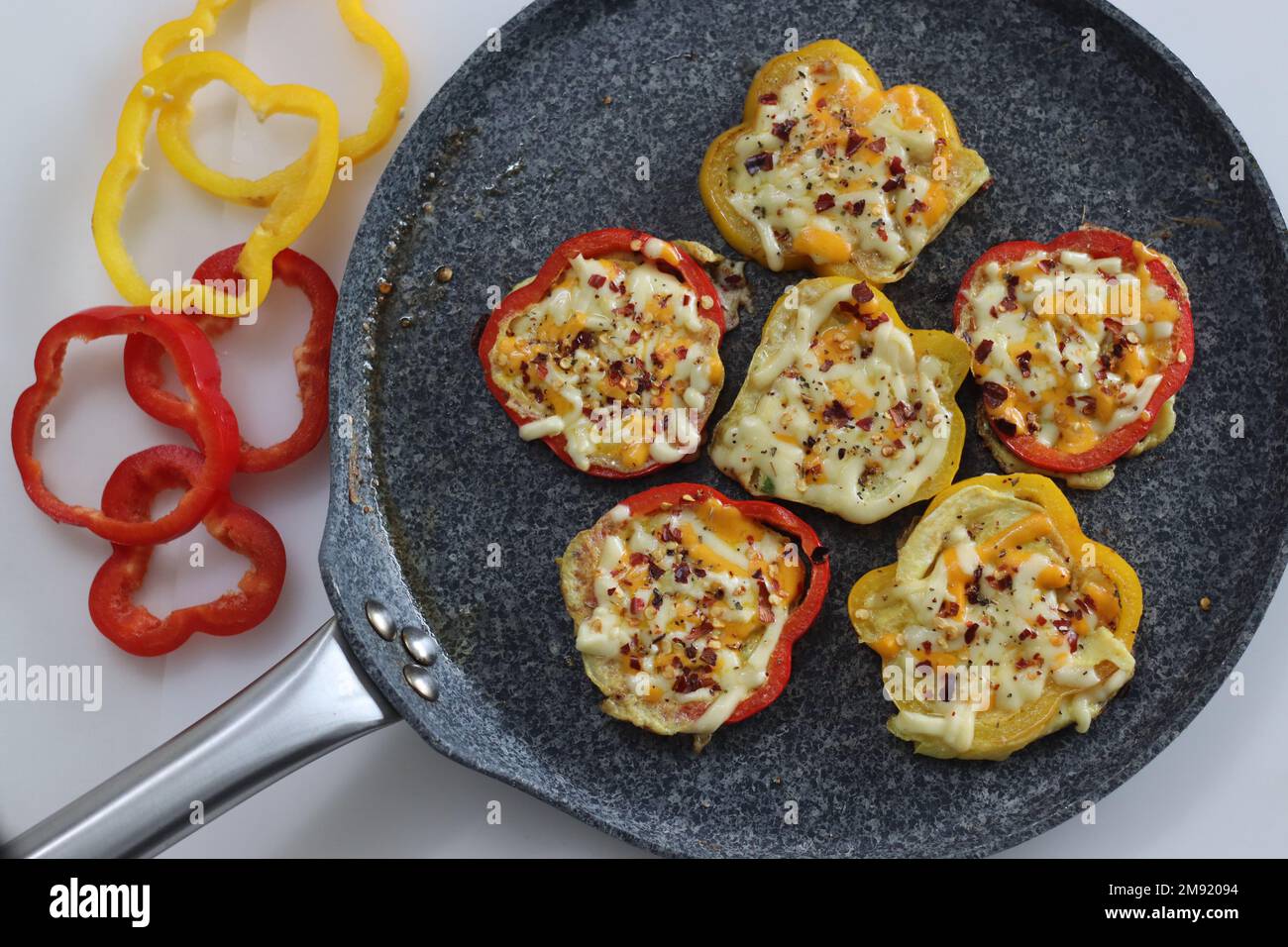 Cheesy vegetarian egg ring. Easy and healthy breakfast. Omelette