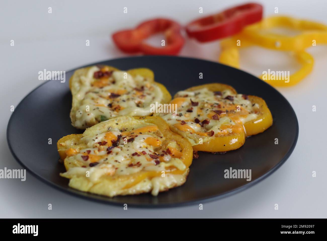 Cheesy vegetarian egg ring. Easy and healthy breakfast. Omelette