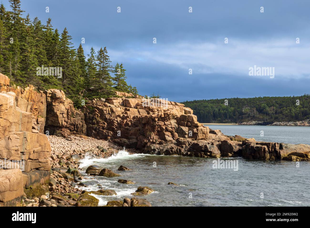 Atlantic Ocean waves hitting the rocky coastline in Acadia National ...