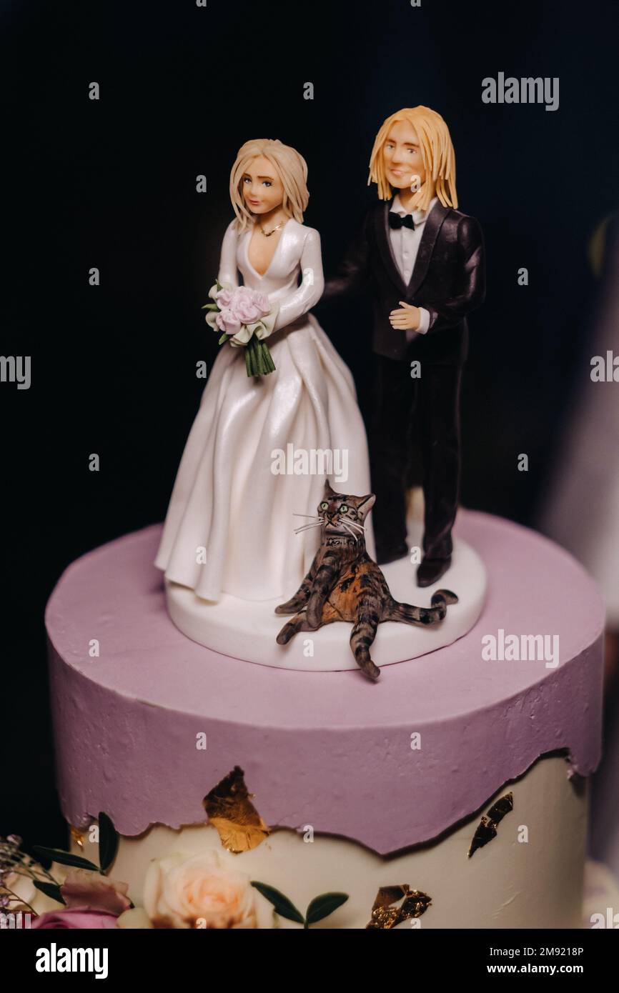 wedding cake with figures of people on it Stock Photo - Alamy