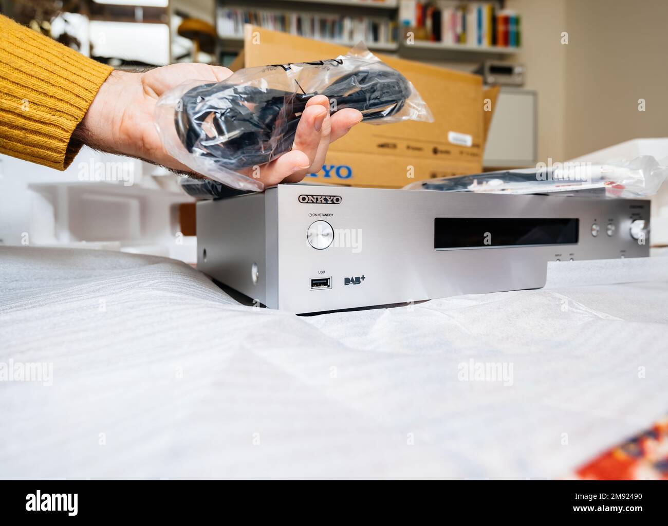 Unboxing hi res hi-res stock photography and images - Alamy