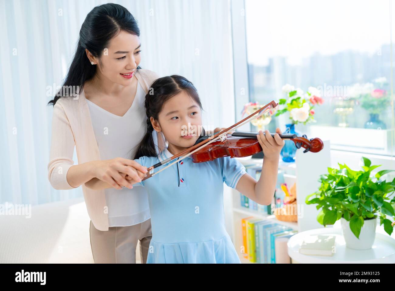 My mother taught her daughter playing the violin Stock Photo - Alamy
