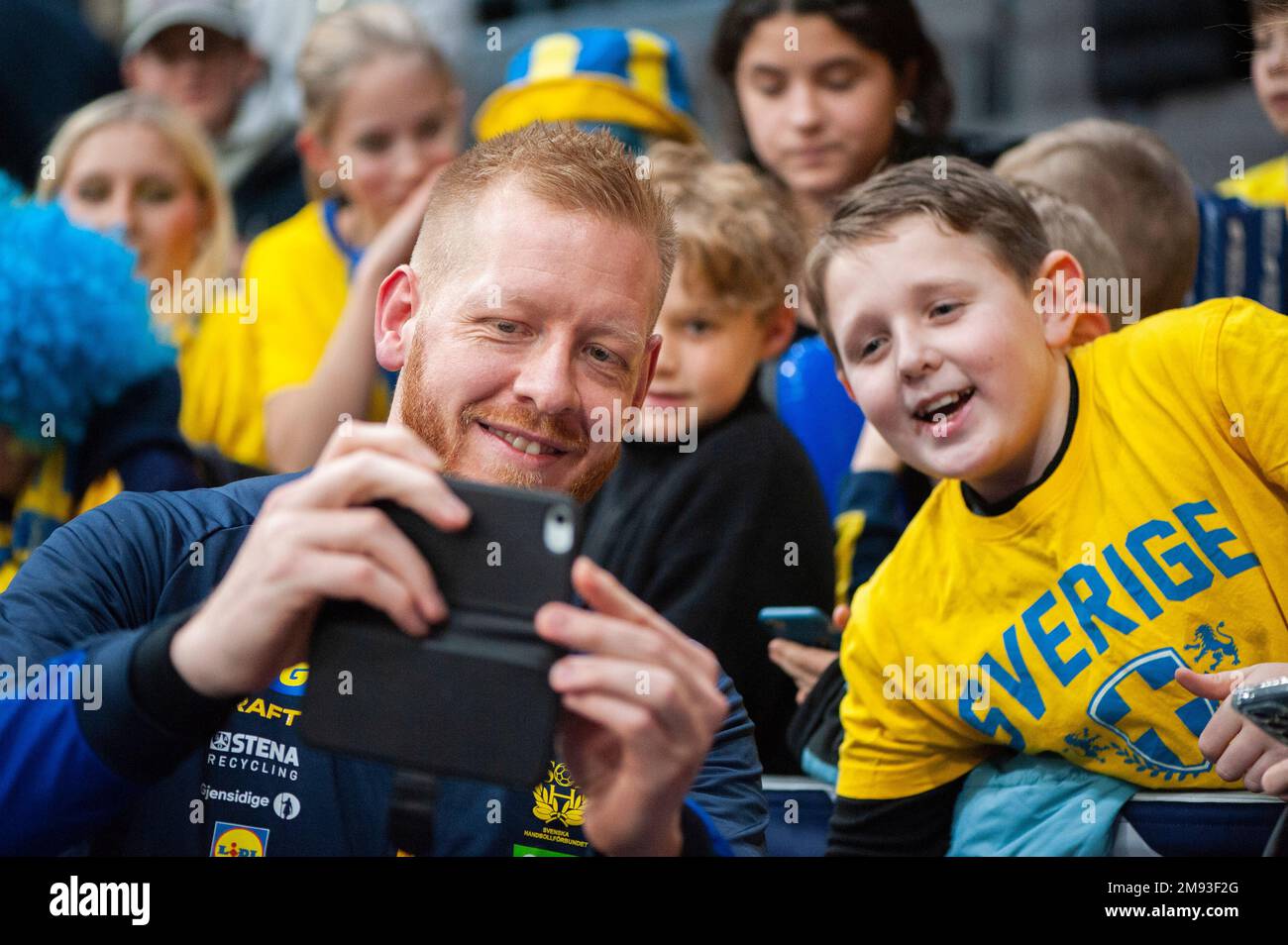 Gothenburg, Sweden. 16th Jan 2023. Jim Gottfridsson of Sweden taking a picture with a fan after the 2023 IHF World Men’s Handball Championship game between Uruguay and Sweden on January 16th, 2023 in Gothenburg. Credit: Oskar Olteus / Alamy Live News Stock Photo