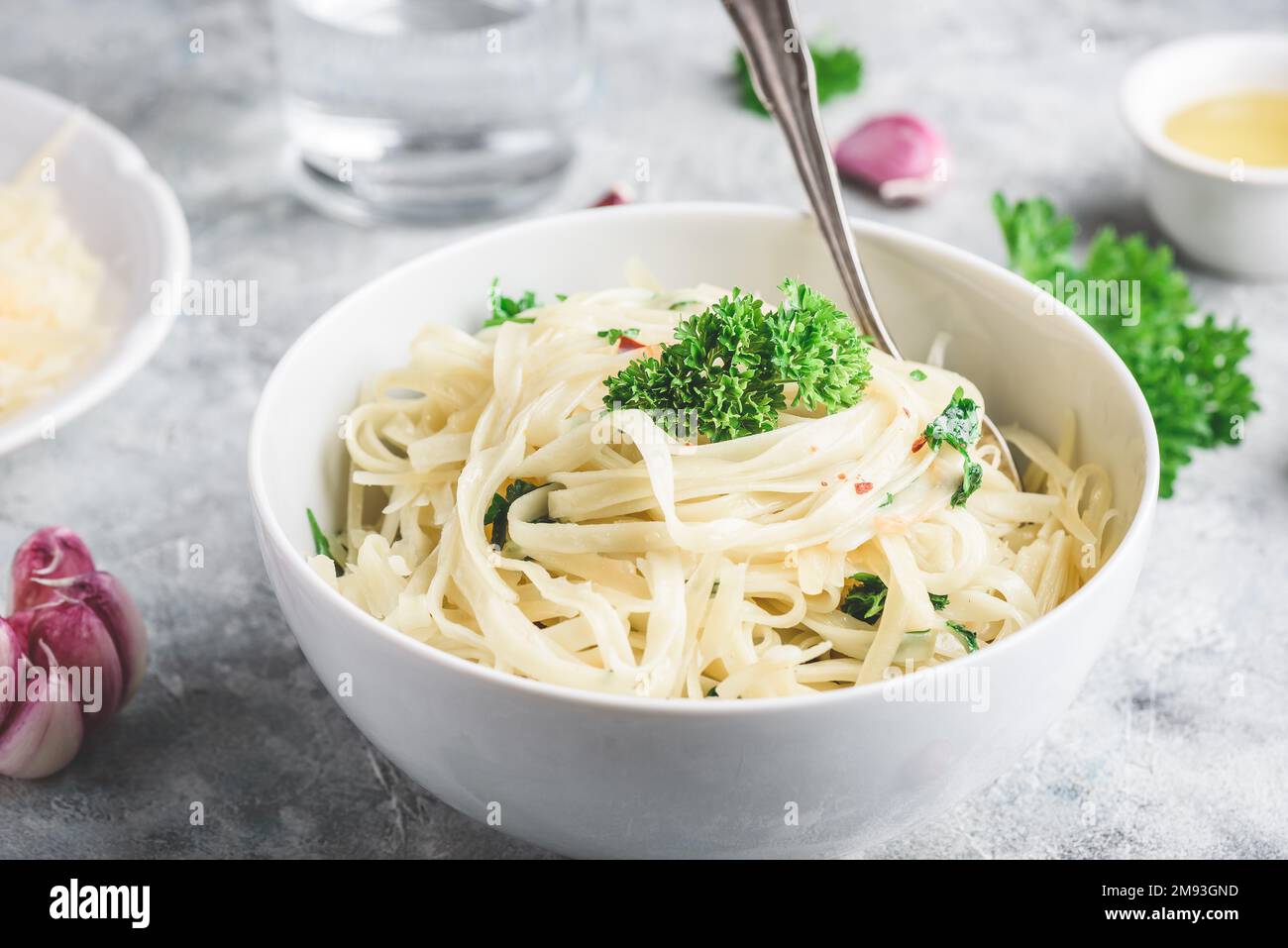 Easy lunch recipe. Linguine pasta with olive oil, garlic, fresh parsley