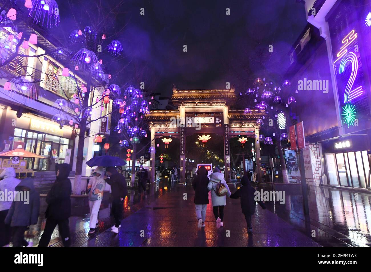 Festive lanterns of the 37th Qinhuai Lantern Festival are lit up ...