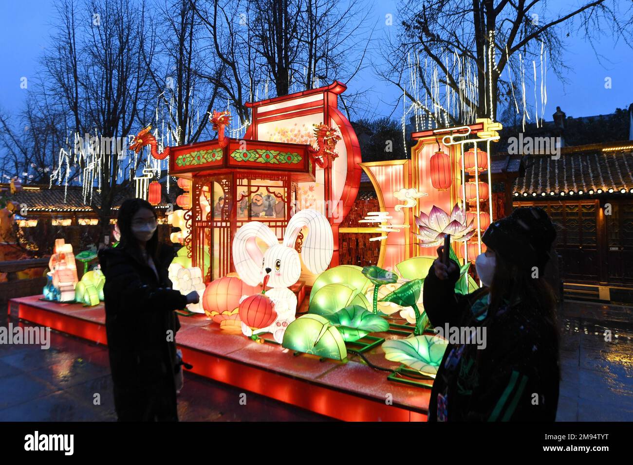 Festive lanterns of the 37th Qinhuai Lantern Festival are lit up ...