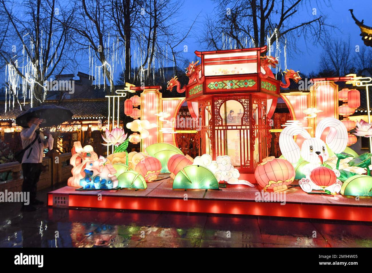 Festive lanterns of the 37th Qinhuai Lantern Festival are lit up ...