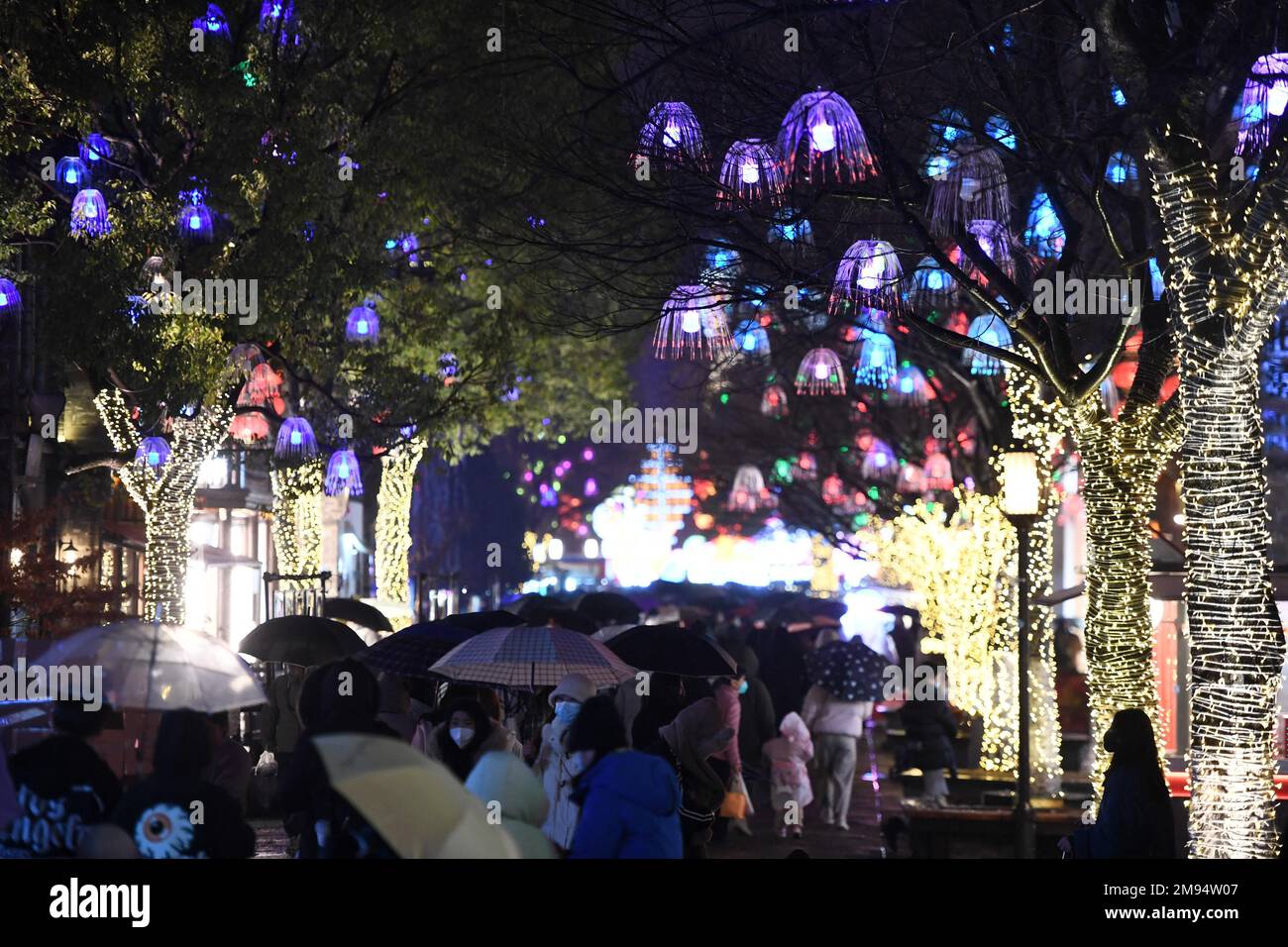 Festive lanterns of the 37th Qinhuai Lantern Festival are lit up ...