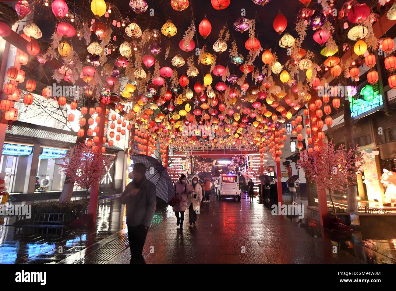 Festive lanterns of the 37th Qinhuai Lantern Festival are lit up ...