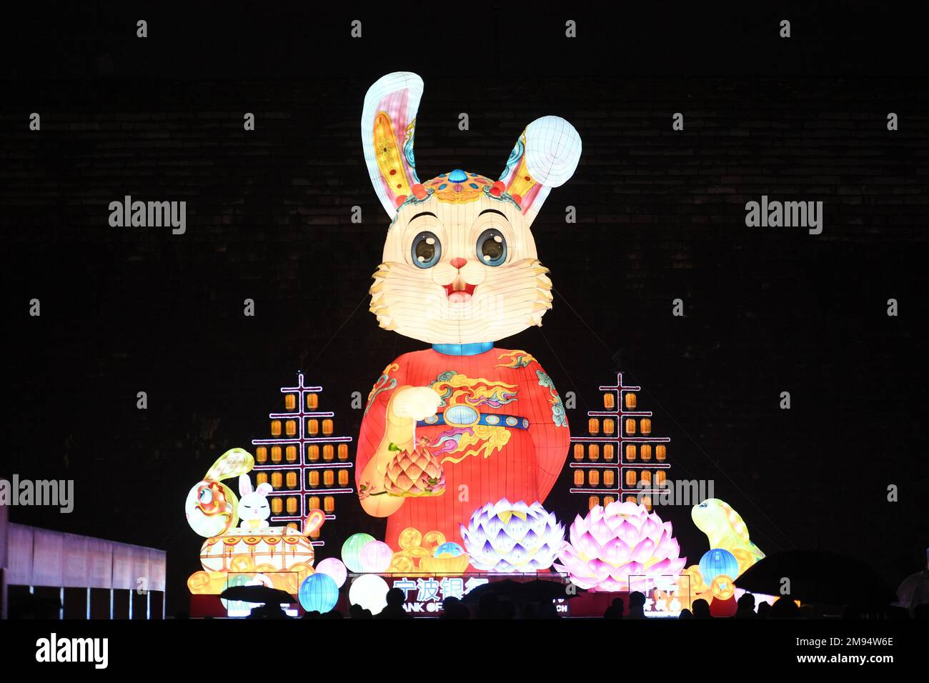 Festive lanterns of the 37th Qinhuai Lantern Festival are lit up ...