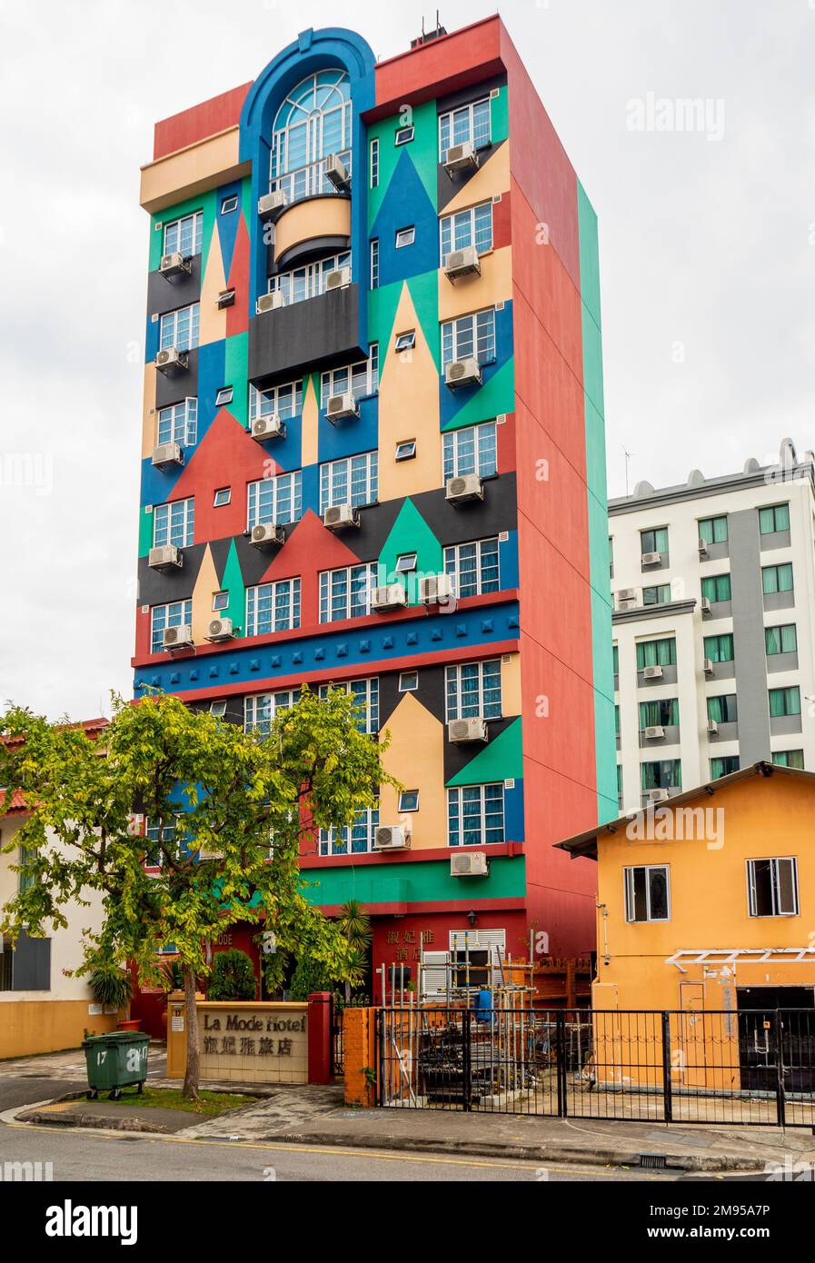 Picture of Singapore high rise building hi-res stock photography and images - Alamy