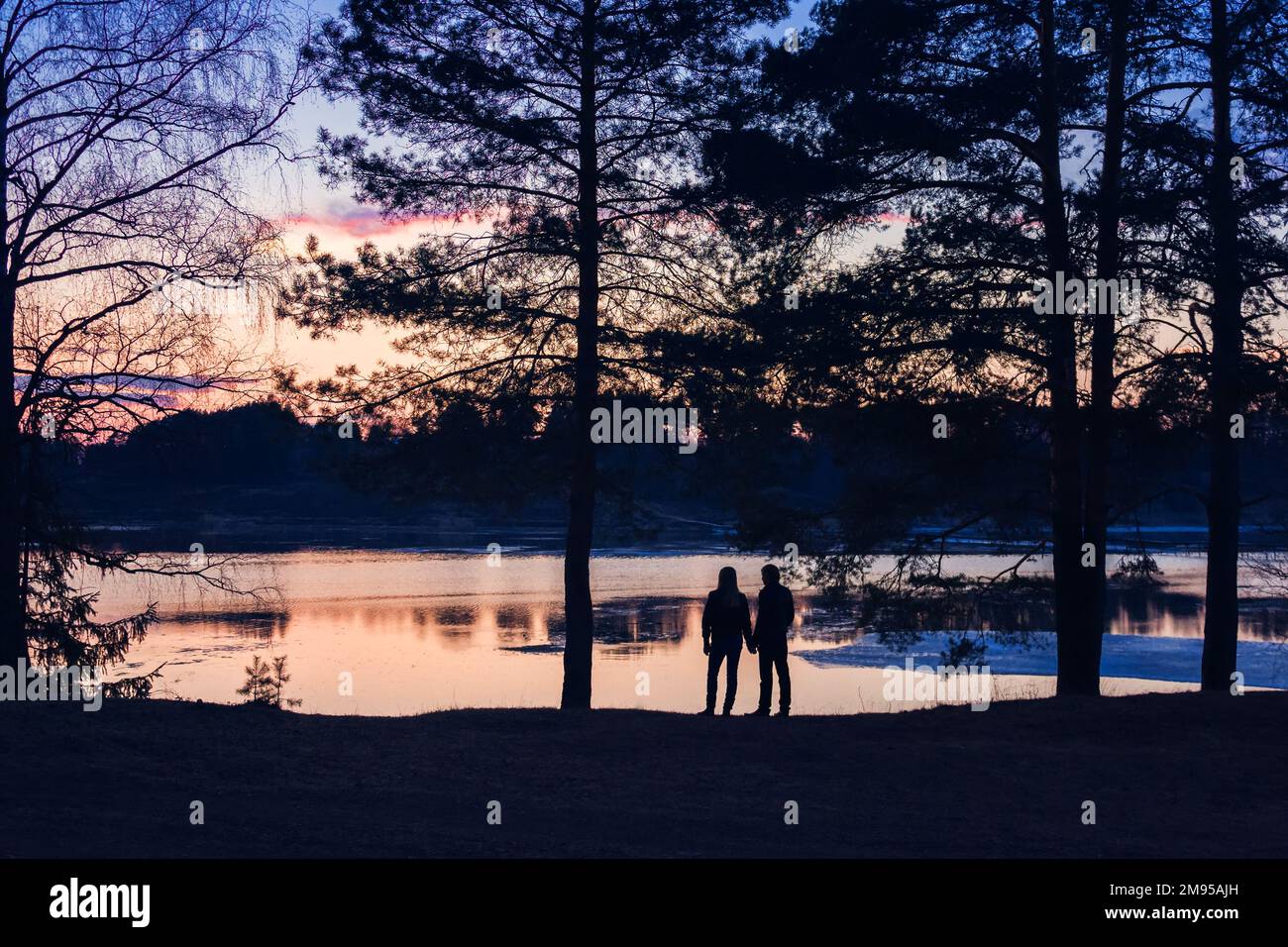 silhouette couple at sunset in the summer at the river Stock Photo - Alamy