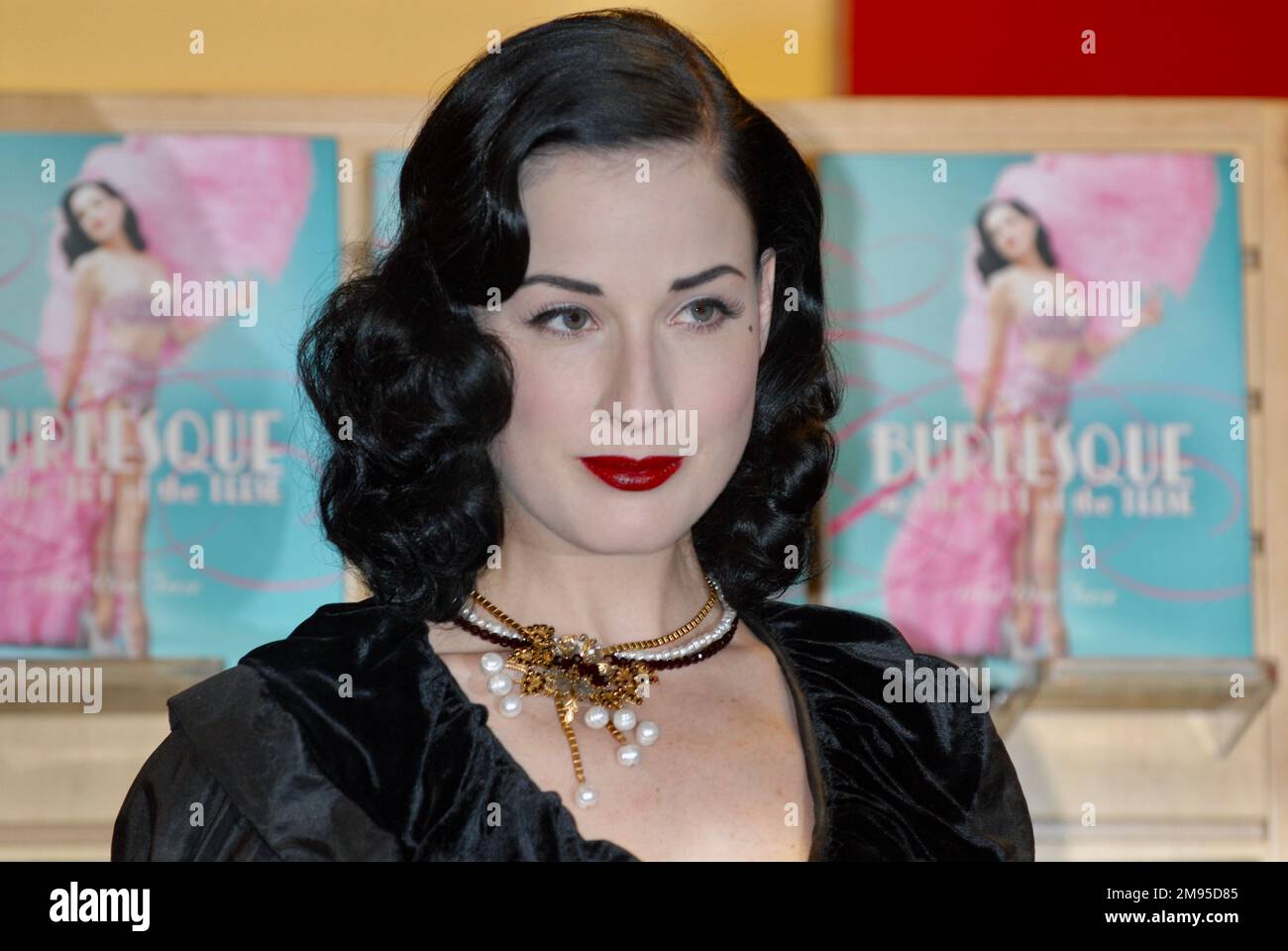 Dita Von Teese, Borders Signing, "Burlesque and the Art of the Teese