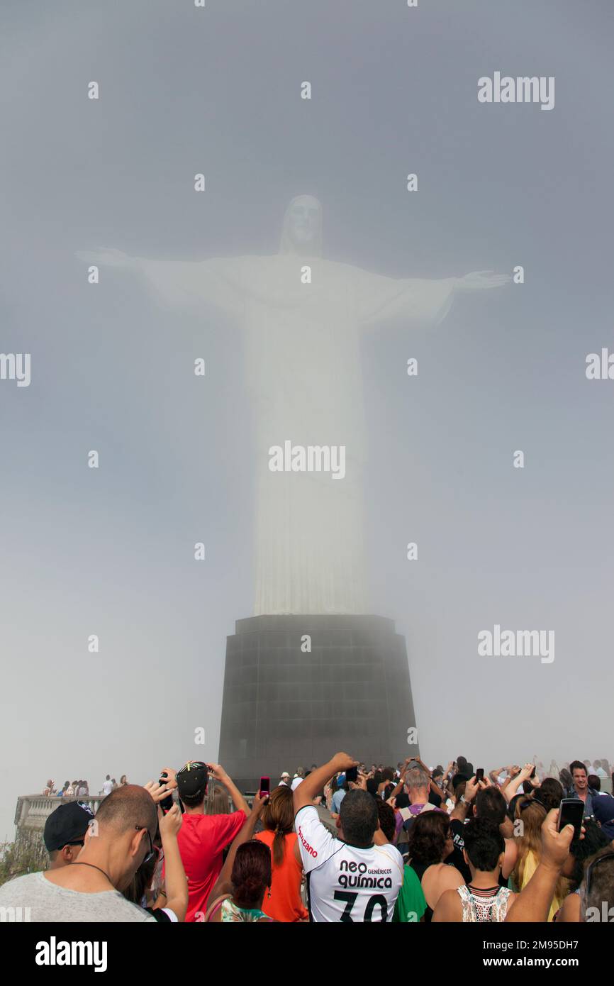 Brazil, Rio, tourists taking pictures at the statue of Cristo Redentor