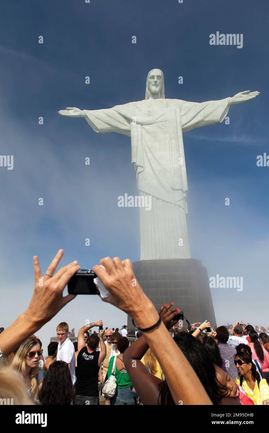 Brazil, Rio, tourists taking pictures at the statue of Cristo Redentor