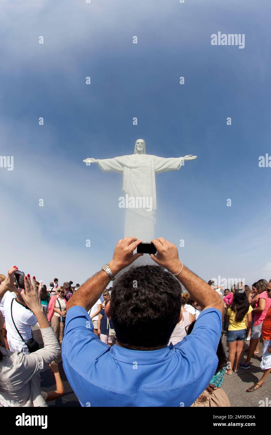 Brazil, Rio, tourists taking pictures at the statue of Cristo Redentor