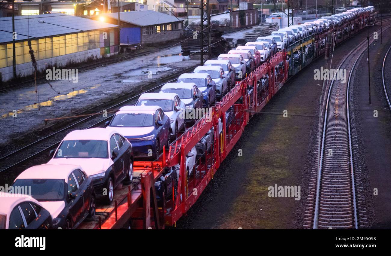 Seelze, Germany. 17th Jan, 2023. New Volkswagen cars stand on a car