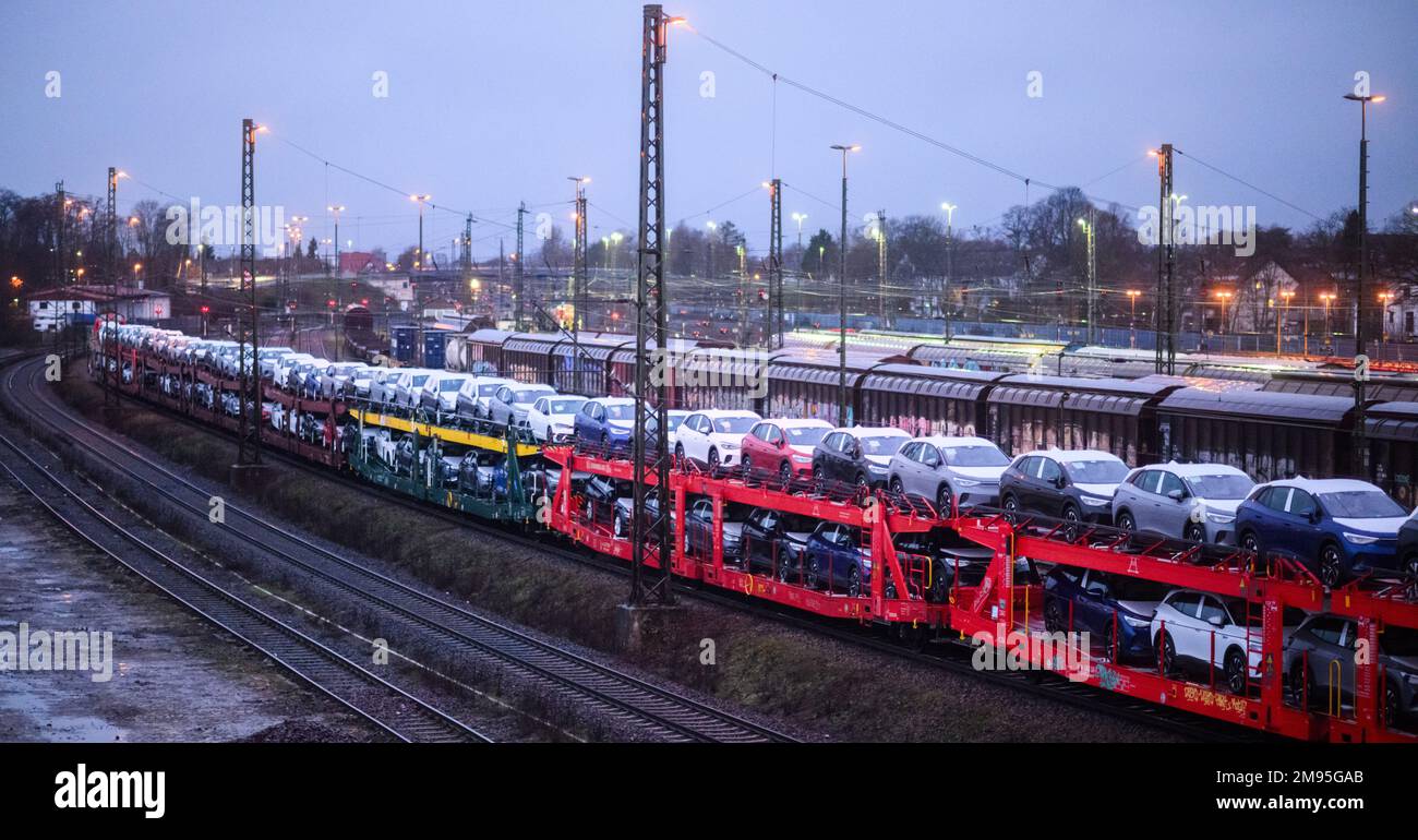 Seelze, Germany. 17th Jan, 2023. New Volkswagen cars stand on a car