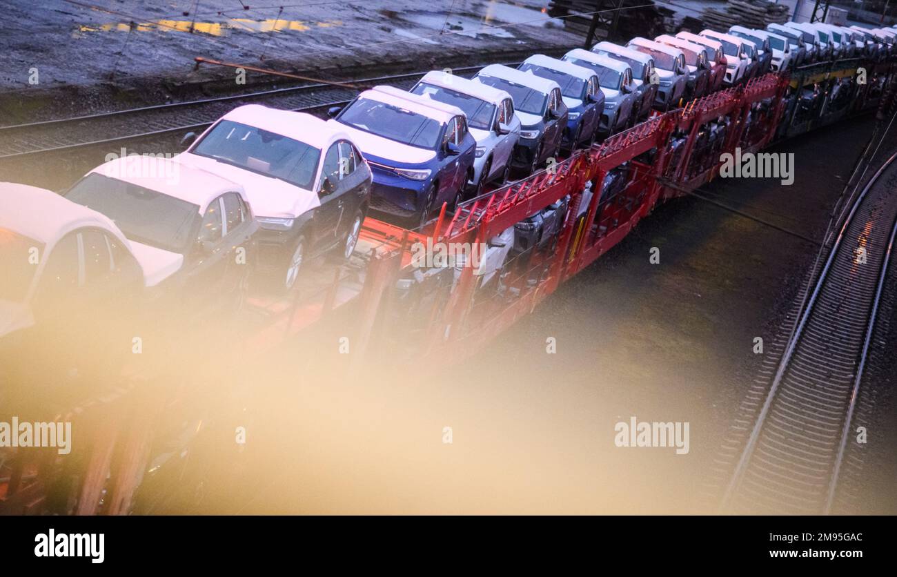 Seelze, Germany. 17th Jan, 2023. New Volkswagen cars stand on a car