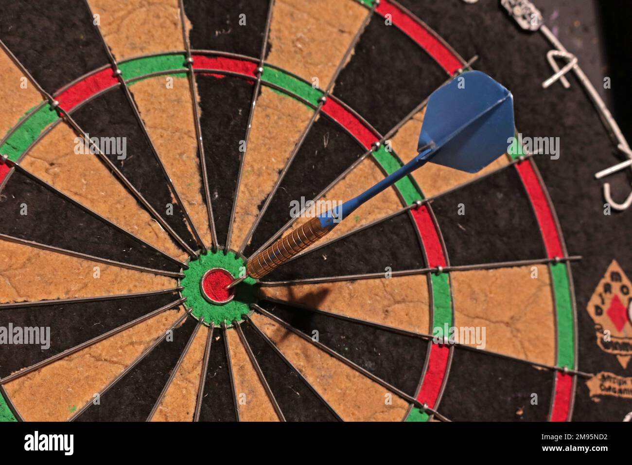 Winmau Diamond Pub dartboard, blue dart scores 50 in the bullseye Stock Photo