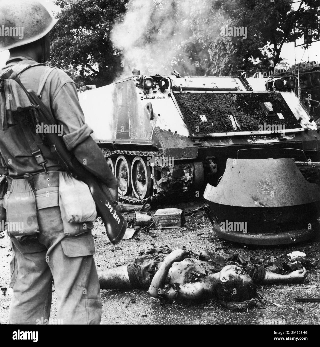 Phnom Penh: a soldier stands over the mutilated body of a victim of a Viet Cong assault Stock Photo