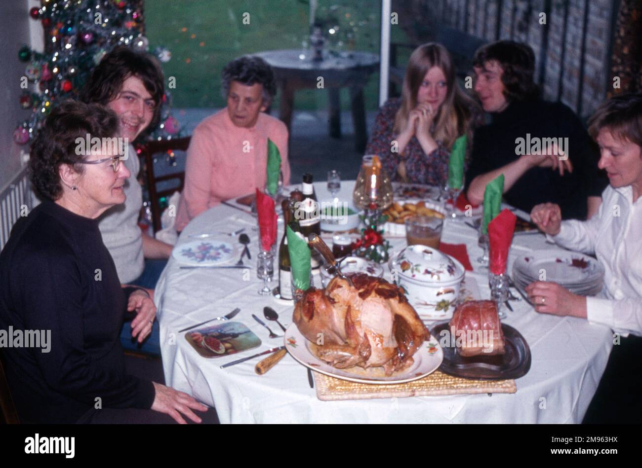 1970s-family-dinner
