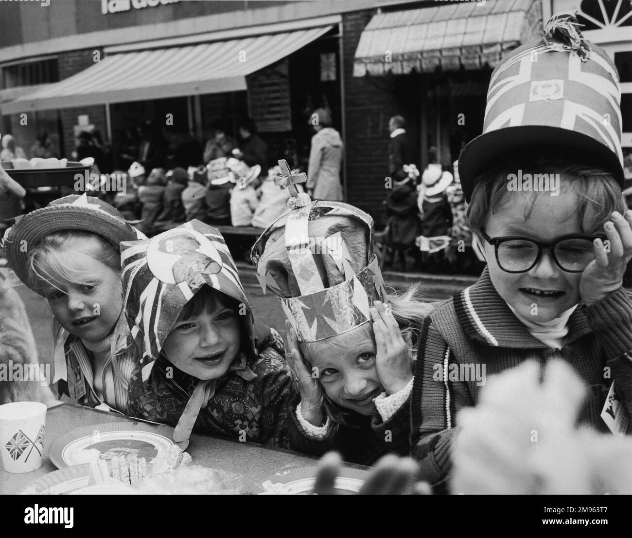 Queen elizabeth ii silver jubilee hat hi-res stock photography and