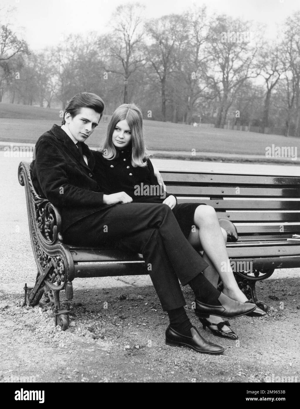 A teenage couple sitting on a park bench Stock Photo - Alamy