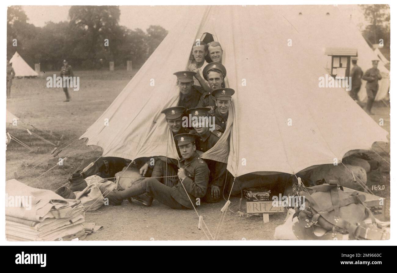 A group of happy looking soldiers at a training camp for the Artists' Rifles (28th Btn London Regiment) during World War I. Stock Photo