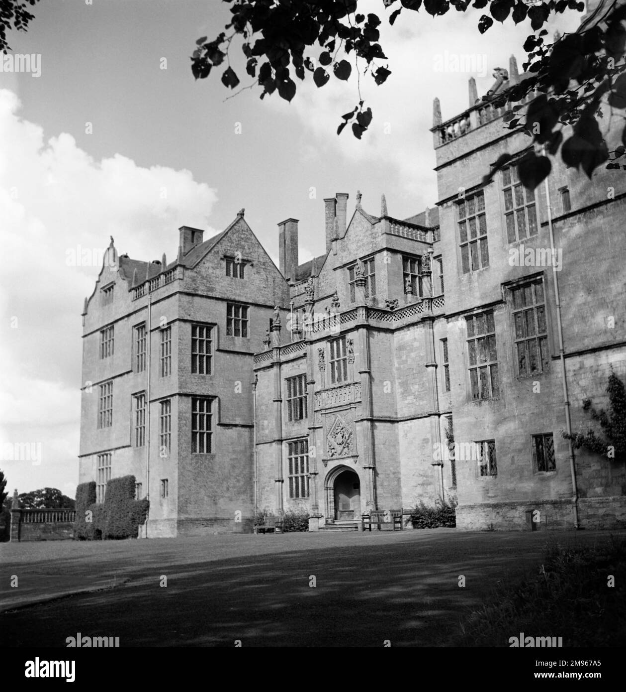 Montacute House, situated in the South Somerset village of Montacute. A fantastic example of late Elizabethan architecture The three floored mansion, constructed of local Ham Hill stone, was built circa 1598 by Sir Edward Phelips, Master of the Rolls to Queen Elizabeth I. Photograph by Norman Synge Waller Budd Stock Photo
