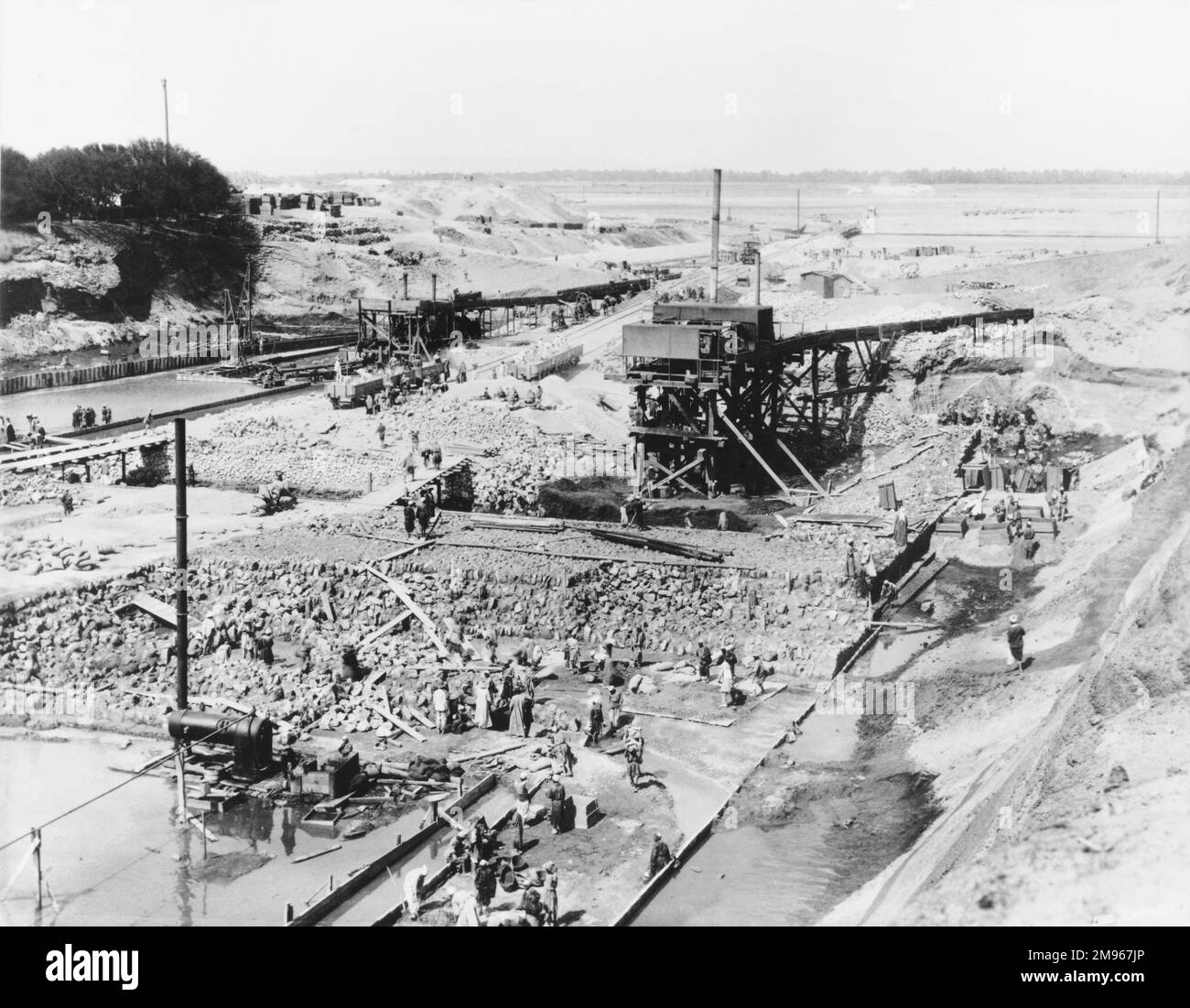 Constructing the Assiut of Asyut Barrage on the River Nile in Egypt, about 350 miles downstream of the Aswan Dam. The dam was built in order to divert the waters of the Nile into Egypt's largest irrigation canal, the Ibrahimiya Canal. The photograph shows the foundations of the Ibrahimiya canal head regulator Stock Photo